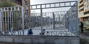 Montage de la structure métallique pour le rez-de-chaussée d'un projet de halle de 480 mètres carrés thumbnail