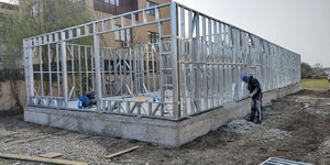 Montage de la structure métallique pour le rez-de-chaussée d'un projet de halle de 480 mètres carrés thumbnail