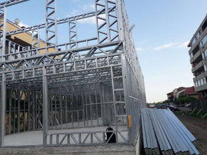 Montage de la structure métallique des étages pour un projet de halle de 480 mètres carrés thumbnail