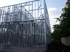 Montage de la structure métallique des étages pour un projet de halle de 480 mètres carrés thumbnail