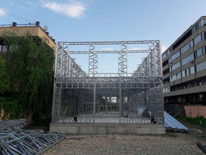 Montage de la structure métallique des étages pour un projet de halle de 480 mètres carrés thumbnail