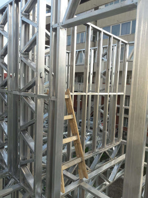 Montage de la structure métallique des étages pour un projet de halle de 480 mètres carrés thumbnail