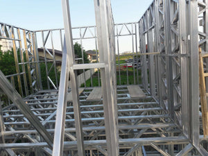 Montage de la structure métallique des étages pour un projet de halle de 480 mètres carrés thumbnail