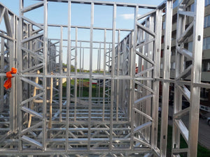 Montage de la structure métallique des étages pour un projet de halle de 480 mètres carrés thumbnail