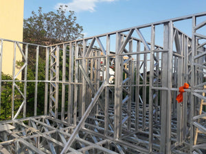 Montage de la structure métallique des étages pour un projet de halle de 480 mètres carrés thumbnail