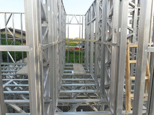 Montage de la structure métallique des étages pour un projet de halle de 480 mètres carrés thumbnail