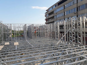 Montage de la structure métallique des étages pour un projet de halle de 480 mètres carrés thumbnail