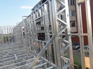 Montage de la structure métallique des étages pour un projet de halle de 480 mètres carrés thumbnail
