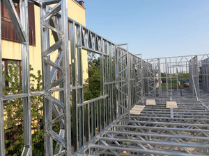 Montage de la structure métallique des étages pour un projet de halle de 480 mètres carrés thumbnail