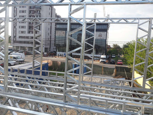 Montage de la structure métallique des étages pour un projet de halle de 480 mètres carrés thumbnail