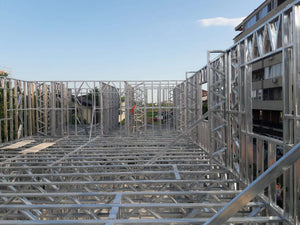 Montage de la structure métallique des étages pour un projet de halle de 480 mètres carrés thumbnail