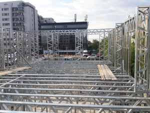 Montage de la structure métallique des étages pour un projet de halle de 480 mètres carrés thumbnail