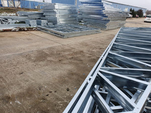 Montage de la structure métallique pour une pension agrotouristique de 220 mètres carrés financée par des fonds européens thumbnail