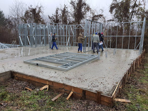 Montage de la structure métallique pour une pension agrotouristique de 220 mètres carrés financée par des fonds européens thumbnail