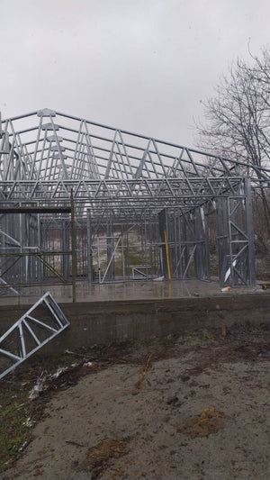 Montage de la structure métallique pour une pension agrotouristique de 220 mètres carrés financée par des fonds européens thumbnail