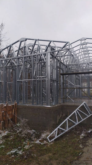 Montage de la structure métallique pour une pension agrotouristique de 220 mètres carrés financée par des fonds européens thumbnail