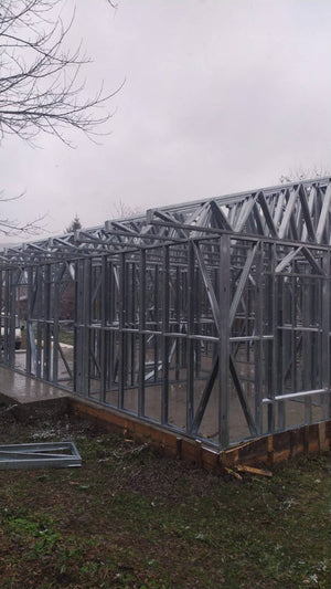 Montage de la structure métallique pour une pension agrotouristique de 220 mètres carrés financée par des fonds européens thumbnail