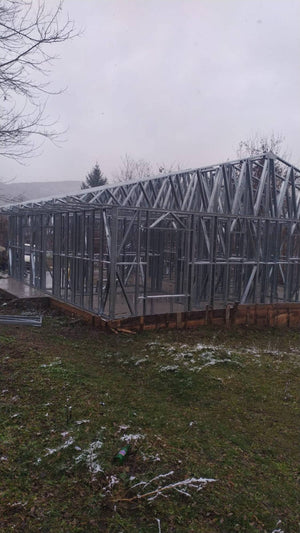 Montage de la structure métallique pour une pension agrotouristique de 220 mètres carrés financée par des fonds européens thumbnail