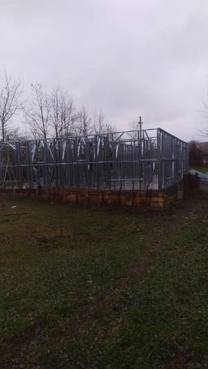 Montage de la structure métallique pour une pension agrotouristique de 220 mètres carrés financée par des fonds européens thumbnail