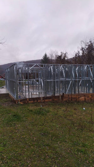 Montage de la structure métallique pour une pension agrotouristique de 220 mètres carrés financée par des fonds européens thumbnail