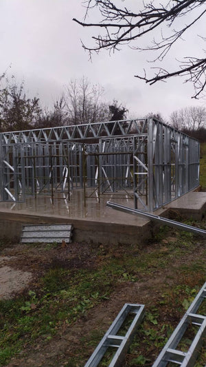 Montage de la structure métallique pour une pension agrotouristique de 220 mètres carrés financée par des fonds européens thumbnail