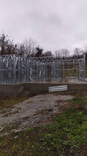 Montage de la structure métallique pour une pension agrotouristique de 220 mètres carrés financée par des fonds européens thumbnail