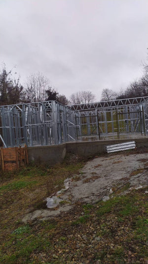 Montage de la structure métallique pour une pension agrotouristique de 220 mètres carrés financée par des fonds européens thumbnail