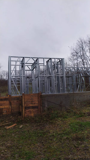 Montage de la structure métallique pour une pension agrotouristique de 220 mètres carrés financée par des fonds européens thumbnail