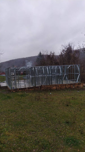 Montage de la structure métallique pour une pension agrotouristique de 220 mètres carrés financée par des fonds européens thumbnail