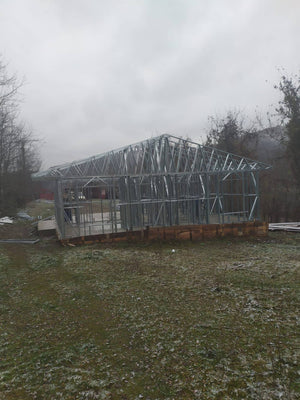 Montage de la structure métallique pour une pension agrotouristique de 220 mètres carrés financée par des fonds européens thumbnail