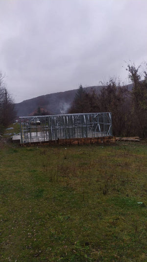 Montage de la structure métallique pour une pension agrotouristique de 220 mètres carrés financée par des fonds européens thumbnail