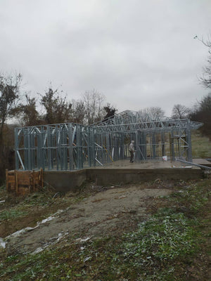Montage de la structure métallique pour une pension agrotouristique de 220 mètres carrés financée par des fonds européens thumbnail