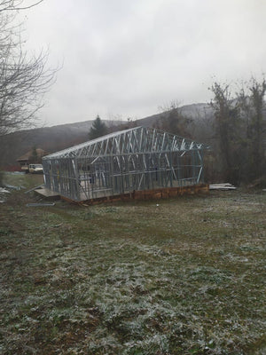Montage de la structure métallique pour une pension agrotouristique de 220 mètres carrés financée par des fonds européens thumbnail