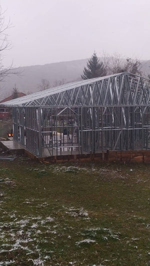 Montage de la structure métallique pour une pension agrotouristique de 220 mètres carrés financée par des fonds européens thumbnail