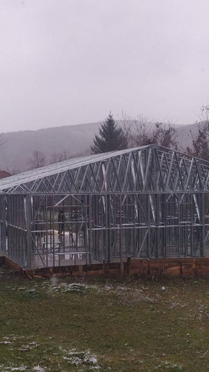 Montage de la structure métallique pour une pension agrotouristique de 220 mètres carrés financée par des fonds européens thumbnail