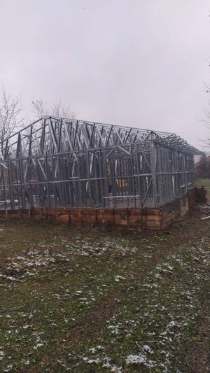 Montage de la structure métallique pour une pension agrotouristique de 220 mètres carrés financée par des fonds européens thumbnail