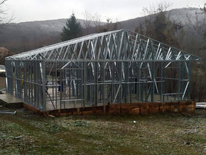 Montage de la structure métallique pour une pension agrotouristique de 220 mètres carrés financée par des fonds européens thumbnail
