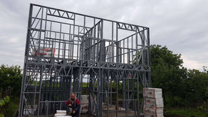 Montage de la structure métallique pour un projet de maison de 120 mètres carrés thumbnail