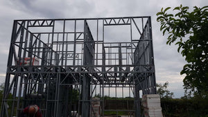 Montage de la structure métallique pour un projet de maison de 120 mètres carrés thumbnail