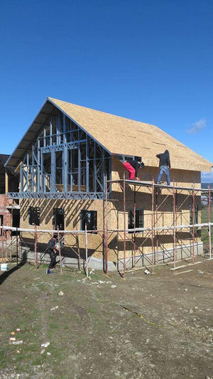 Montage structure métallique et revêtement extérieur en OSB et polystyrène expansé à Pitesti thumbnail