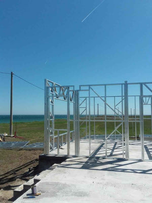 Montage de la structure métallique légère pour un projet de maison de 250 mètres carrés thumbnail
