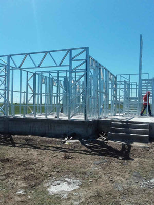 Montage de la structure métallique légère pour un projet de maison de 250 mètres carrés thumbnail