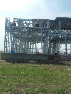 Montage de la structure métallique légère pour un projet de maison de 250 mètres carrés thumbnail