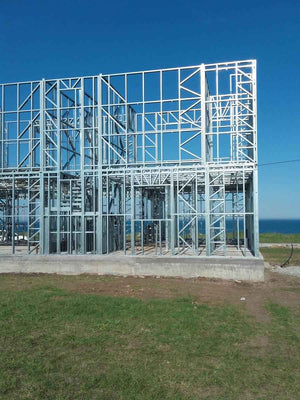 Montage de la structure métallique légère pour un projet de maison de 250 mètres carrés thumbnail