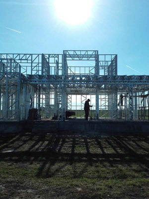 Montage de la structure métallique légère pour un projet de maison de 250 mètres carrés thumbnail