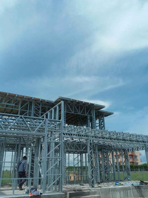 Montage de la structure métallique légère pour un projet de maison de 250 mètres carrés thumbnail