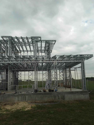 Montage de la structure métallique légère pour un projet de maison de 250 mètres carrés thumbnail