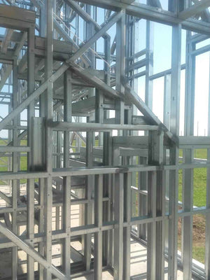 Montage de la structure métallique légère pour un projet de maison de 250 mètres carrés thumbnail