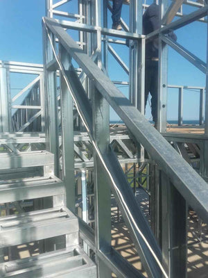 Montage de la structure métallique légère pour un projet de maison de 250 mètres carrés thumbnail