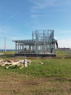 Montage de la structure métallique légère pour un projet de maison de 250 mètres carrés thumbnail